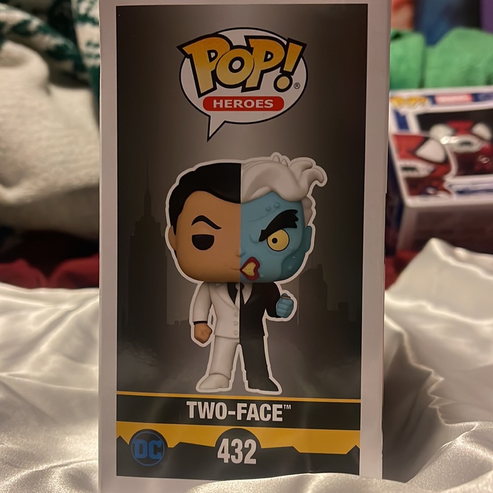 LA Comic Con 2021 Exclusive Two Face DC Funko Pop - Picture 5 of 5